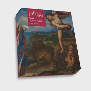 Può includere: Scatola di puzzle con un dipinto di Tiziano della National Gallery. La scatola ha uno striscione rosso con il testo "The National Gallery" e "Titian Jigsaw Puzzle 1000 pieces". L'opera d'arte raffigura figure, ghepardi e un paesaggio.