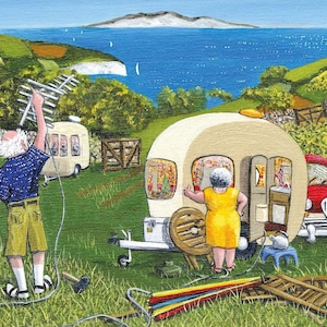 Peut inclure: Une peinture colorée représente une scène de camping avec une caravane vintage et une voiture rouge garée sur un champ herbeux. Une personne âgée ajuste une antenne de télévision, tandis qu'une autre se tient près de la caravane. L'arrière-plan présente une vue panoramique sur la mer et les collines.