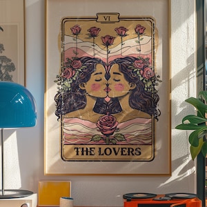 Der Tarot-Kunstdruck „Die Liebenden“ | Vintage Tarotkartenposter | Romantische Boho-Wandkunst | LGBTQ+ Paarillustration | Feminines göttliches Dekor