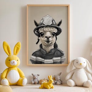 Peut inclure: Une affiche encadrée représentant un alpaga en uniforme de pompier, avec un casque. L'illustration est dans une chambre d'enfant, entourée de peluches.