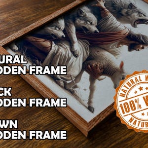 Puede incluir: Una impresi&oacute;n enmarcada que representa una escena religiosa con un hombre, lobos y un cordero. El marco es de madera natural. La imagen tambi&eacute;n incluye el texto "NATURAL WOODEN FRAME", "BLACK WOODEN FRAME" y "BROWN WOODEN FRAME". Un sello circular dice "NATURAL WOOD 100% WOOD NATURAL WOOD".