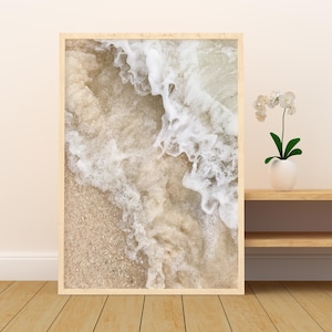 Arte con marco de madera de olas oceánicas, decoración costera, arte de pared neutro, decoración beige, arte tropical, arte de pared pastel, póster de océano, impresión de playa, arte de pared bohemio.