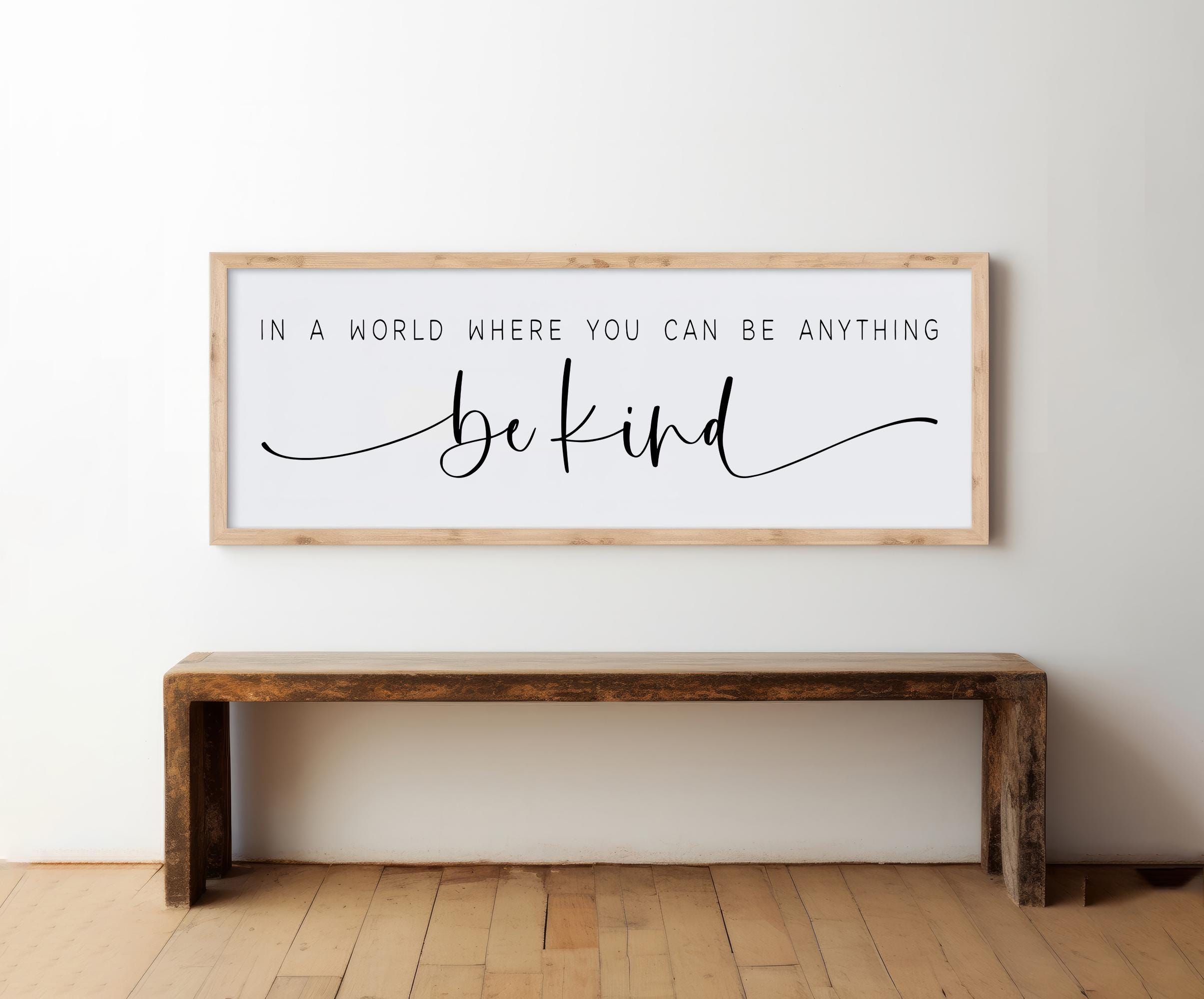 Quadro Su Tela Con Frase Motivazionale: In A World Where You Can Be Anything Be Kind | Stampa D'Arte Per Parete 30,5x20 Cm