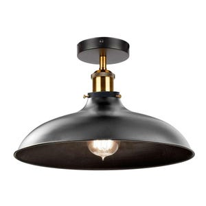 Puede incluir: Una lámpara de techo de metal negro con un portalámparas de color latón y una bombilla de estilo vintage. La lámpara tiene una pantalla redondeada y una base circular. La luz está diseñada para uso en interiores.