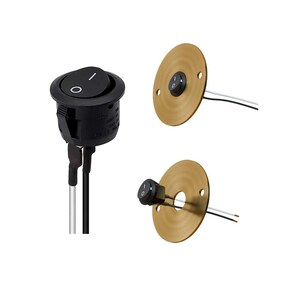 Puede incluir: Interruptores eléctricos negros y dorados. Los interruptores tienen un interruptor basculante negro con una línea blanca que indica la posición de encendido/apagado. Dos interruptores están montados en placas circulares doradas. Un interruptor se muestra por separado con cables negros y plateados.