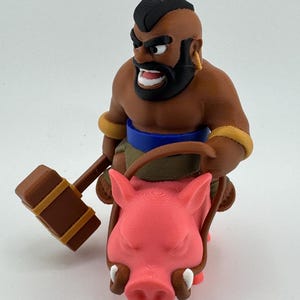 Figura multicolor de Hog Rider de 3,8 pulgadas de alto inspirada en Clash Royale imagen 3