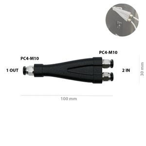 Peut inclure: Un raccord pneumatique noir PC4-M10 avec une sortie et deux entrées. Le raccord mesure 10 cm de long et 3 cm de haut. Les textes "PC4-M10", "1 OUT" et "2 IN" sont visibles. Un gros plan du raccord est en haut à droite.