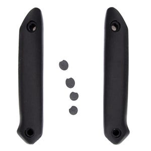 Op de afbeelding: Twee zwarte rubberen deurgrepen met vier zwarte kunststof schroeven.