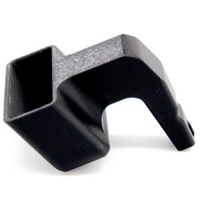 Può includere: Oggetto nero, angolare, stampato in 3D, con un'apertura rettangolare e una sezione curva. L'oggetto è posto su uno sfondo bianco, evidenziando la sua forma e consistenza. Il design sembra essere un componente personalizzato.