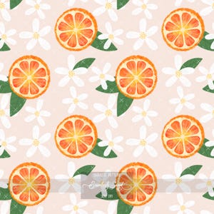 Könnte beinhalten: Ein nahtloses digitales Muster mit wiederkehrenden Orangenscheiben, weißen fünfblättrigen Blüten und dunkelgrünen Blättern auf hellpfirsichfarbenem Grund. Der Text Seamless Pattern Seamless Sweet Co 300 DPI ist mittig sichtbar.