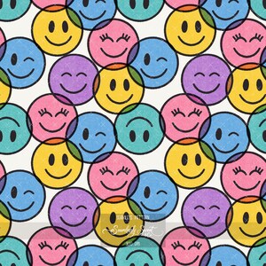Op de afbeelding: Een naadloos patroon met overlappende cirkelvormige smileygezichten in geel, roze, blauw en paars op een witte achtergrond. De gezichten tonen verschillende uitdrukkingen zoals knipogen en glimlachen, allemaal omlijnd in het zwart.