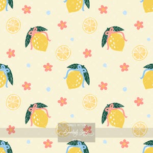 Peut inclure: Un motif répétitif sur fond jaune pâle composé de citrons jaunes avec des feuilles vert foncé, ornés de nœuds roses ou bleus. Le design inclut de petites fleurs roses à cinq pétales, des points bleu clair et des tranches de citron jaunes.