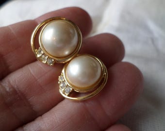 Pendientes vintage de clip con botón de perla de imitación y diamantes de imitación transparentes