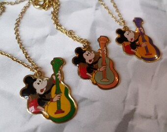 Vintage Mickey Mouse Guitarra Encanto Collares 1970 Walt Disney Lote de 3 NOS