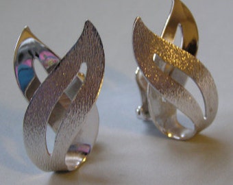 Jahrgang signiert Sarah Coventry Satin Flammen Silvertone Metall Clip Ohrringe groß Design