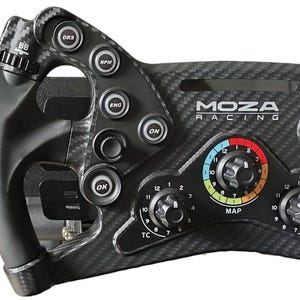 Peut inclure: Un volant de course noir et gris avec de nombreux boutons et cadrans, et le texte "MOZA RACING". Un Stream Deck avec diverses icônes d'applications est à gauche du volant.