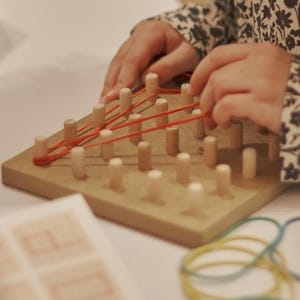 Jouet logique, cadeau de géoplan pour enfants Montessori pour stimuler la créativité, la motricité fine et la pensée spatiale, avec des élastiques, des cartes d'activités