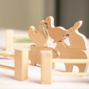Hölzerne Bauernhoftiere Geschenk für Kinder, um einfallsreiches Spielen von Sprachentwicklung und Geschichtenerzählen mit Karten und Zaunelementen zu fördern