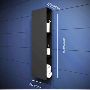 以下が含まれることがあります： 3 つの棚が付いた黒いバスルームキャビネット。キャビネットの高さは 90 cm、幅は 25 cm、奥行きは 12.5 cm です。