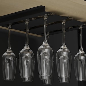 Può includere: Un porta bicchieri da vino in metallo nero con sei bicchieri da vino in vetro trasparente appesi.
