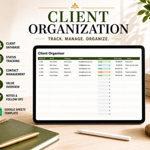 Op de afbeelding: Een digitale tablet met een spreadsheet voor klantenorganisatie, met de titel "Client Organization". De afbeelding bevat een notitieboek, pen en koffiekopje. Tekst aan de linkerkant luidt "Client Database", "Status Tracking", "Contact Management", "Value Overview" en "Notes & Follow Ups".