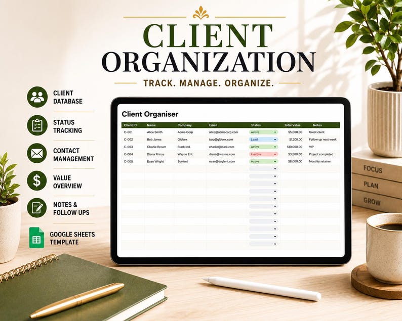 Op de afbeelding: Een digitale tablet met een spreadsheet voor klantenorganisatie, met de titel "Client Organization". De afbeelding bevat een notitieboek, pen en koffiekopje. Tekst aan de linkerkant luidt "Client Database", "Status Tracking", "Contact Management", "Value Overview" en "Notes & Follow Ups".