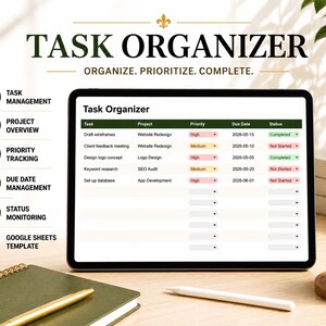 Op de afbeelding: Een digitale taakorganizer weergegeven op een tablet, met de titel "TASK ORGANIZER" bovenaan. Het scherm toont een takenlijst met kolommen voor taak, project, prioriteit, vervaldatum en status. Een notitieboek, pen en koffiekopje zijn ook zichtbaar.