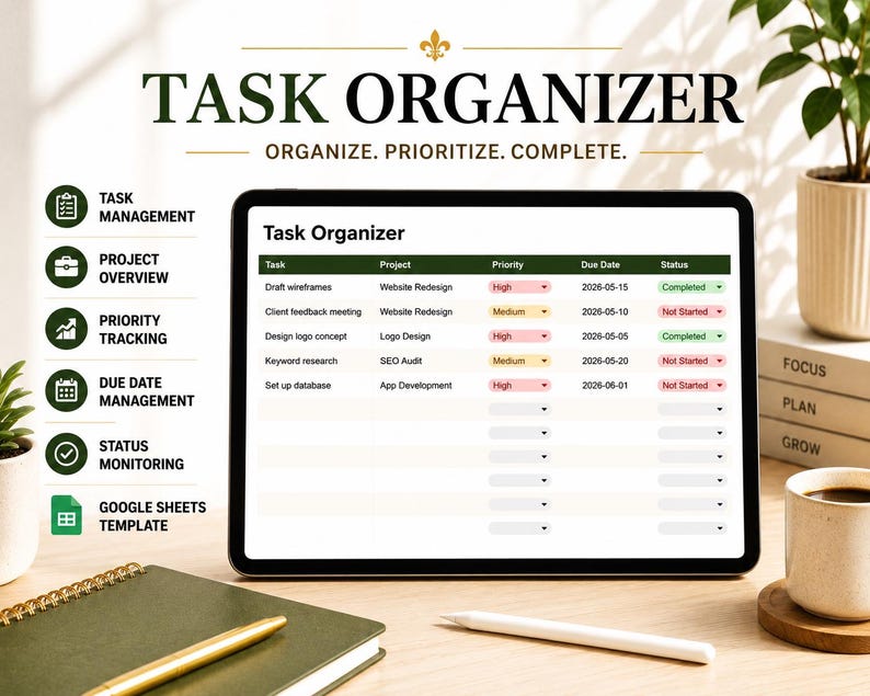 Op de afbeelding: Een digitale taakorganizer weergegeven op een tablet, met de titel "TASK ORGANIZER" bovenaan. Het scherm toont een takenlijst met kolommen voor taak, project, prioriteit, vervaldatum en status. Een notitieboek, pen en koffiekopje zijn ook zichtbaar.