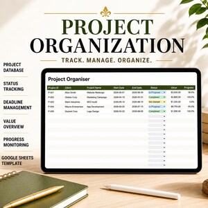 Op de afbeelding: Een digitale tablet toont een projectorganizer-interface met gegevenstabellen. De afbeelding bevat de tekst: "PROJECT ORGANIZATION, TRACK. MANAGE. ORGANIZE." Pictogrammen voor projectdatabase, status volgen, deadline management, waardeoverzicht, voortgangsmonitoring en Google Sheets-sjabloon zijn ook zichtbaar.