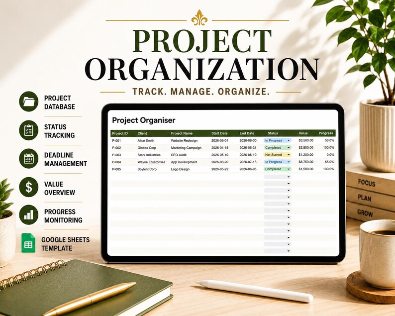 Op de afbeelding: Een digitale tablet toont een projectorganizer-interface met gegevenstabellen. De afbeelding bevat de tekst: "PROJECT ORGANIZATION, TRACK. MANAGE. ORGANIZE." Pictogrammen voor projectdatabase, status volgen, deadline management, waardeoverzicht, voortgangsmonitoring en Google Sheets-sjabloon zijn ook zichtbaar.