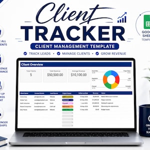 Może przedstawiać: Laptop z szablonem zarządzania klientami o nazwie "Client Tracker". Ekran wyświetla dane klientów, wykres kołowy i tabelę. Po prawej stronie znajduje się kubek z napisem "ORGANIZE. TRACK. SUCCEED."