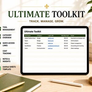 Op de afbeelding: Een digitale tablet toont de woorden "ULTIMATE TOOLKIT" en "TRACK. MANAGE. GROW." met een lijst met tools en hun kosten. Een gouden pen en een spiraalgebonden notitieboek liggen op het bureau. Een kopje koffie en een kleine plant zijn ook zichtbaar.