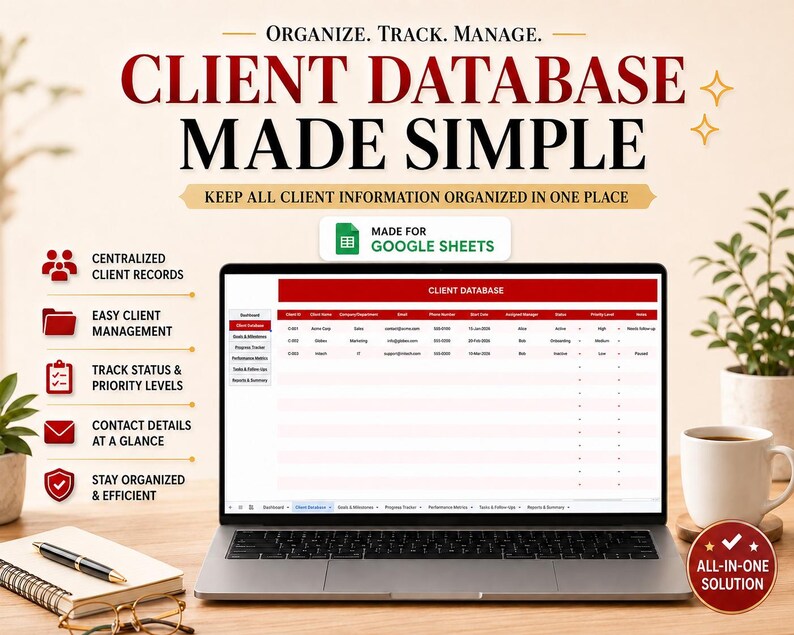 Puede incluir: Un port&aacute;til que muestra una hoja de c&aacute;lculo de "Base de datos de clientes", con el texto "Organize. Track. Manage. Client Database Made Simple." Un cuaderno, un bol&iacute;grafo y una taza de caf&eacute; est&aacute;n en el escritorio. La imagen promociona Google Sheets.