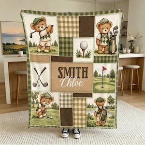 Könnte beinhalten: Eine rechteckige Wohndecke mit Patchwork-Design, die Teddybären beim Golfspielen, Golfschläger und einen Golfball auf einem Tee zeigt. Das mittlere Feld enthält den Text SMITH Chloe in brauner und weißer Schrift.