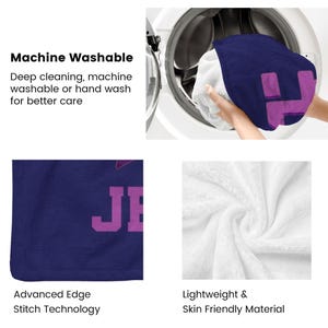 Puede incluir: Una manta azul marino con las letras "JB" en morado. La imagen muestra la manta lav&aacute;ndose en una lavadora. La imagen tambi&eacute;n muestra las caracter&iacute;sticas de la manta: lavable a m&aacute;quina, tecnolog&iacute;a de costura de borde avanzado y material ligero y agradable para la piel.