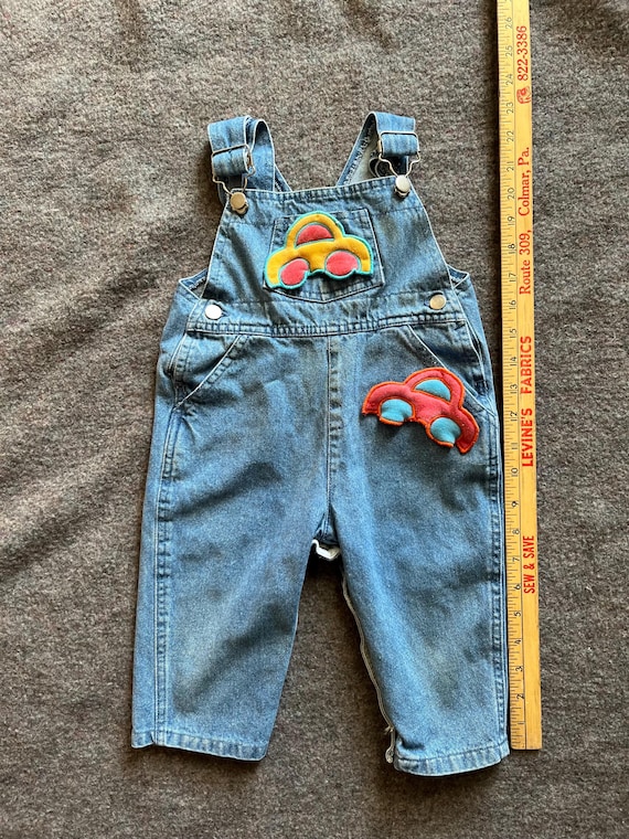 Salopette en jean marelle vintage avec appliqué voiture 24 mois