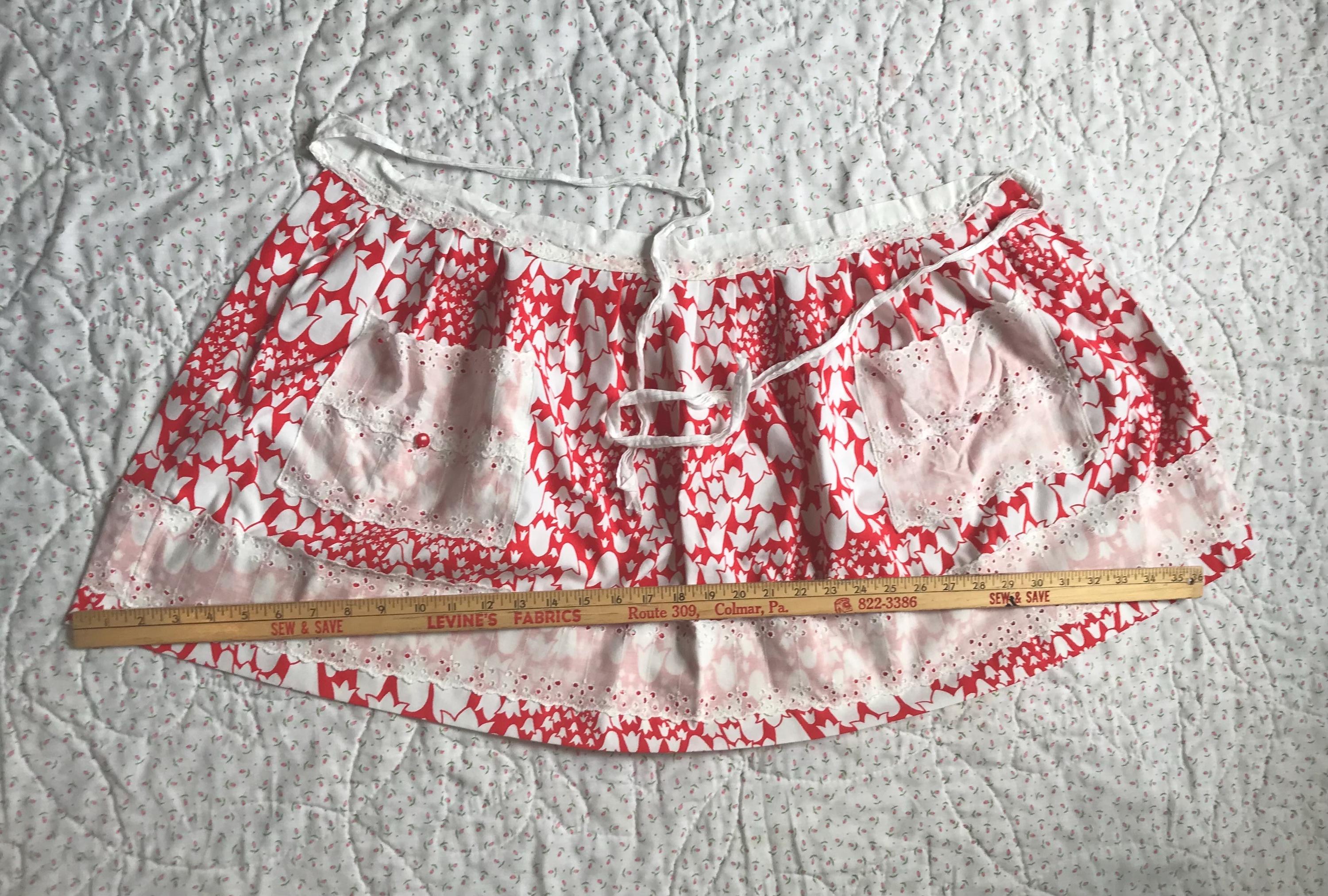 Grembiule vittoriano in cotone bianco ricamato con pizzo