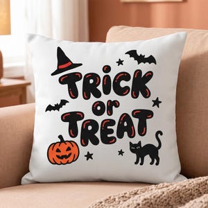 Può includere: Un cuscino quadrato bianco con la scritta nera "TRICK or TREAT" e accenti rossi. Il design include un cappello da strega nero, due pipistrelli neri, una zucca arancione brillante, un gatto nero e diverse piccole stelle nere.