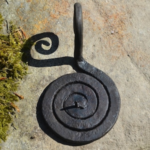 Kerzenhalter mit Spiralfuß und Griff - Handgeschmiedet
