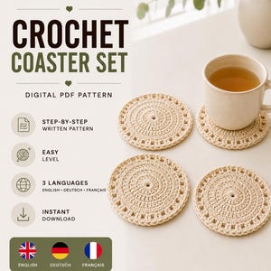 Pode incluir: Um padr&atilde;o digital em PDF para um conjunto de bases para copos em croch&eacute; intitulado Soft Loop Digital. A imagem mostra tr&ecirc;s bases redondas em croch&eacute; de cor creme com uma borda texturizada, uma das quais suporta uma caneca de cer&acirc;mica.