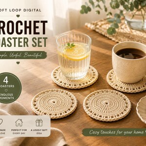 Pode incluir: Um conjunto de quatro bases para copos redondas em croch&eacute; bege, com um padr&atilde;o circular texturado e uma borda decorativa rendada. As bases s&atilde;o exibidas ao lado de um copo de &aacute;gua com lim&atilde;o, uma caneca de cer&acirc;mica e um prato com bolachas.