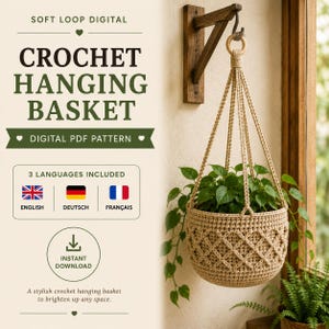 Könnte beinhalten: Ein beigefarbener gehäkelter Hängekorb mit Rautenmuster, der an einem hölzernen Wandhaken mittels eines Holzrings hängt. Der Text lautet: SOFT LOOP DIGITAL CROCHET HANGING BASKET DIGITAL PDF PATTERN 3 LANGUAGES INCLUDED ENGLISH DEUTSCH FRANÇAIS INSTANT DOWNLOAD.