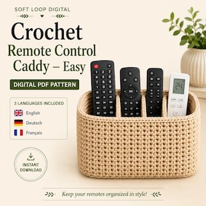 Puede incluir: Un organizador de ganchillo beige para mandos a distancia con cuatro compartimentos que contienen tres mandos negros y uno blanco. El texto dice: SOFT LOOP DIGITAL, Crochet Remote Control Caddy – Easy, DIGITAL PDF PATTERN.