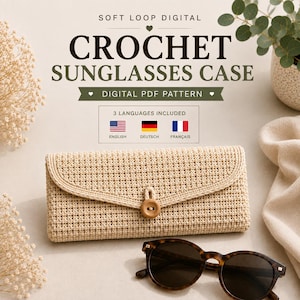 Könnte beinhalten: Ein beiges, rechteckiges Häkel-Etui für Sonnenbrillen mit einem einzelnen Holzknopfverschluss. Der Text lautet: SOFT LOOP DIGITAL CROCHET SUNGLASSES CASE DIGITAL PDF PATTERN 3 LANGUAGES INCLUDED ENGLISH DEUTSCH FRANÇAIS mit Flaggensymbolen.
