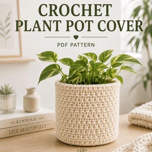 Puede incluir: Un patrón de ganchillo en PDF digital para una funda de maceta. El texto dice CROCHET PATTERN CROCHET PLANT POT COVER PDF PATTERN y Soft Loop DIGITAL. Una funda de ganchillo cilíndrica de color crema contiene una planta verde y amarilla.