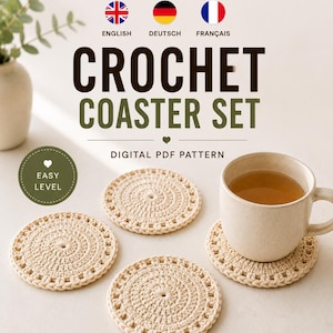Pode incluir: Um padr&atilde;o digital em PDF para um conjunto de bases para copos em croch&ecirc; da Soft Loop Digital. A imagem mostra tr&ecirc;s bases redondas em croch&ecirc; na cor creme com uma borda texturizada, uma delas segurando uma caneca de cer&acirc;mica bege.