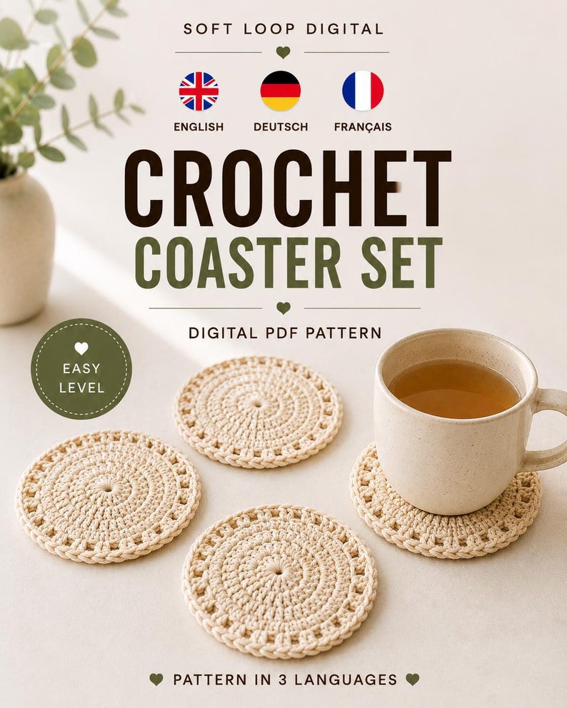 Pode incluir: Um padr&atilde;o digital em PDF para um conjunto de bases para copos em croch&ecirc; da Soft Loop Digital. A imagem mostra tr&ecirc;s bases redondas em croch&ecirc; na cor creme com uma borda texturizada, uma delas segurando uma caneca de cer&acirc;mica bege.