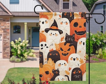 Peut inclure: Un drapeau de jardin d'Halloween avec un motif répété de fantômes, de citrouilles et de chats noirs. Les fantômes sont blancs avec des expressions mignonnes, certains portant des chapeaux de sorcière. Les citrouilles sont orange avec des visages sculptés.