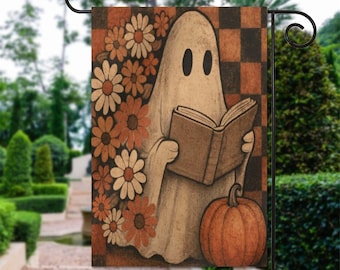 Peut inclure: Un drapeau de jardin d'Halloween avec un fantôme lisant un livre, entouré de fleurs et d'une citrouille. Le fond présente un motif de damier marron et orange. Le drapeau est affiché sur un support en métal noir.