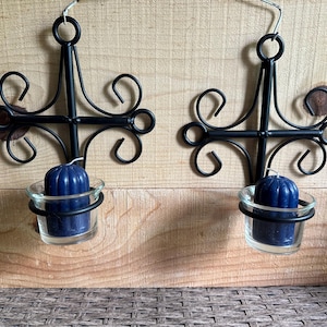 Vintage Schmiedeeisen Wandleuchter Kerzenhalter mit Votivkerzen und Tassen